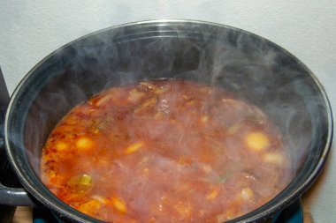 Haşhaş yahnisini soğan ve biftek ile hazırlıyorum. Yemek pişirirken tavayı dökerek.