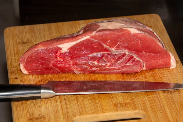 Bir parça çiğ et, doğramaya hazır, hachee 'ye gidecek..