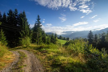 Vistara, Carinthia 'daki Avusturya dağlarının üzerinde. Fotoğraf güneş doğduktan hemen sonra çekildi. Güneş ışığı vadideki sisi uzaklaştırıyor..