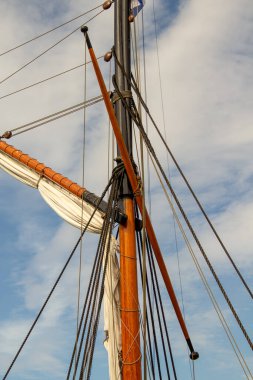 Eski uzun bir geminin gemi direğine bak. Fotoğraf 14 Ağustos 2023 'te Hollanda, Volendam limanında çekildi. Bu fotoğraf sadece editörler için..