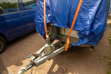 Hollanda 'dan Avusturya' ya göç için içi mobilya ve eşya dolu bir araba..