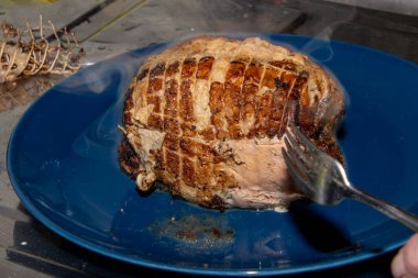 Domuz etli güveç hazırlıyorum. Tavadan gelen eti parçalara ayırmak için. Roulade 'dan gelen buharı görebilirsiniz..