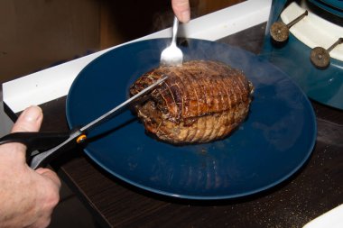 Domuz etli güveç hazırlıyorum. Tavadan gelen eti parçalara ayırmak için. Roulade 'dan gelen buharı görebilirsiniz..