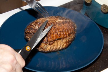 Domuz etli güveç hazırlıyorum. Tavadan gelen eti parçalara ayırmak için. Roulade 'dan gelen buharı görebilirsiniz..