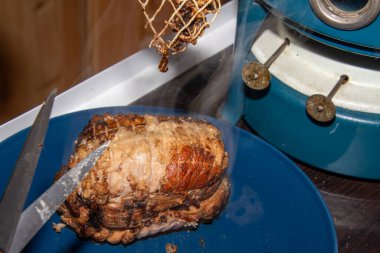 Domuz etli güveç hazırlıyorum. Tavadan gelen eti parçalara ayırmak için. Roulade 'dan gelen buharı görebilirsiniz..