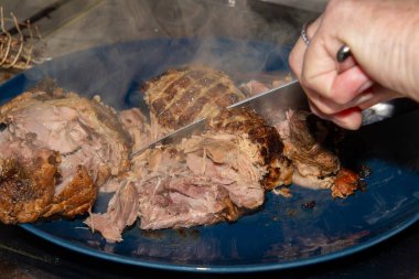 Domuz etli güveç hazırlıyorum. Tavadan gelen eti parçalara ayırmak için. Roulade 'dan gelen buharı görebilirsiniz..
