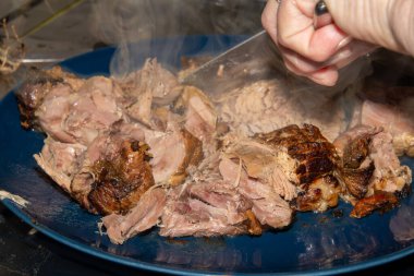 Domuz etli güveç hazırlıyorum. Tavadan gelen eti parçalara ayırmak için. Roulade 'dan gelen buharı görebilirsiniz..