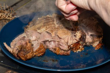 Domuz etli güveç hazırlıyorum. Tavadan gelen eti parçalara ayırmak için. Roulade 'dan gelen buharı görebilirsiniz..