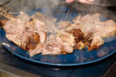 Domuz etli güveç hazırlıyorum. Tavadan gelen eti parçalara ayırmak için. Roulade 'dan gelen buharı görebilirsiniz..