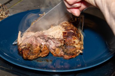 Domuz etli güveç hazırlıyorum. Tavadan gelen eti parçalara ayırmak için. Roulade 'dan gelen buharı görebilirsiniz..