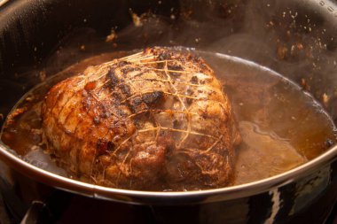 Noel yemeği için domuz etli güveç hazırlıyorum.