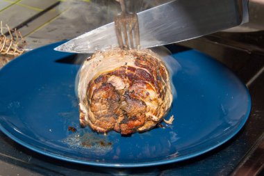 Domuz etli güveç hazırlıyorum. Tavadan gelen eti parçalara ayırmak için. Roulade 'dan gelen buharı görebilirsiniz..