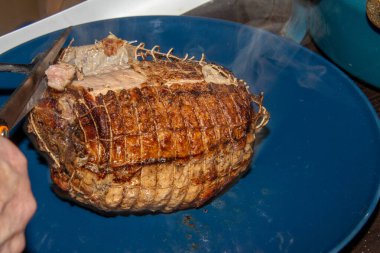 Domuz etli güveç hazırlıyorum. Tavadan gelen eti parçalara ayırmak için. Roulade 'dan gelen buharı görebilirsiniz..