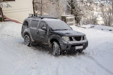 Dört çeker araba kar ve buzla kaplı. Avusturya 'da bir dağa park ettim. Ön görünüm.