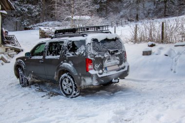 Dört çeker araba kar ve buzla kaplı. Avusturya 'da bir dağa park ettim. Arka görünüm.