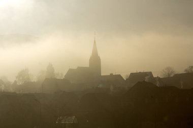 Cochem, Almanya, 29 Aralık 2016. Eifel Vadisi 'ndeki Mosel nehrinin üzerinde sis var. Bu fotoğraf sadece editörler için..