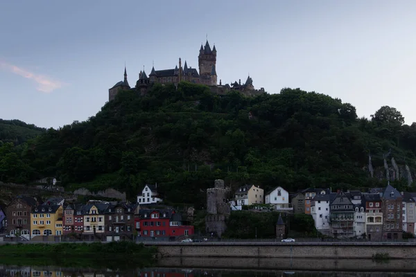 Cochem, Almanya, 7 Temmuz 2013. Vistara ve Mosel Nehri Cochem, Almanya 'daki Eifel Vadisi' nden geçiyor. Karanlık çöküyor. Fotoğraf sadece editörler içindir..