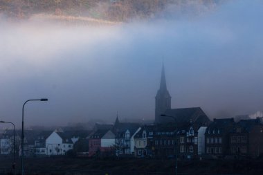 Cochem, Almanya, 29 Aralık 2016. Eifel Vadisi 'ndeki Mosel nehrinin üzerinde sis var. Bu fotoğraf sadece editörler için..