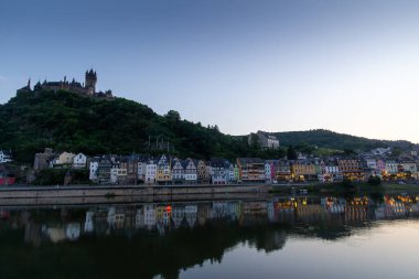 Cochem, Almanya, 7 Temmuz 2013. Vistara ve Mosel Nehri Cochem, Almanya 'daki Eifel Vadisi' nden geçiyor. Karanlık çöküyor. Fotoğraf sadece editörler içindir..