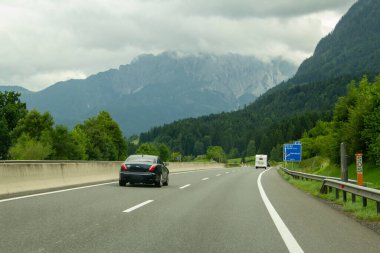 Avusturya otoyolu, 27 Temmuz 2025. Avusturya tepelerinden geçen bir otoyolda trafik vardı. Fotoğraf sadece editörler içindir..