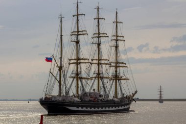Antwerp limanından gelen uzun gemiler ve botlar Antwerp 2016 etkinliği sırasında Batı Scheldt 'te denize açıldı..
