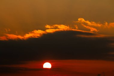 Hollanda 'da Woensdrecht yakınlarında bir sonbahar akşamı gökyüzünde gün batımı