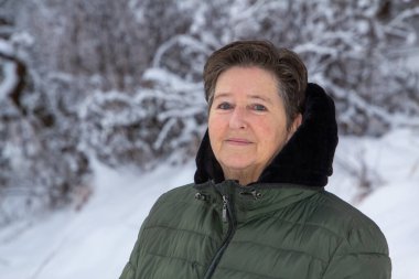 Karlı dağlarda yürüyen bir kadın kameraya bakıyor. Fotoğraf: Carinthia, Avusturya, Ocak 2026