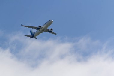 Muiden, Hollanda, 8 Haziran 2024. KLM Hollanda 'dan bir uçak Schiplhol Havaalanına doğru gidiyor. Fotoğraf sadece editörler içindir..