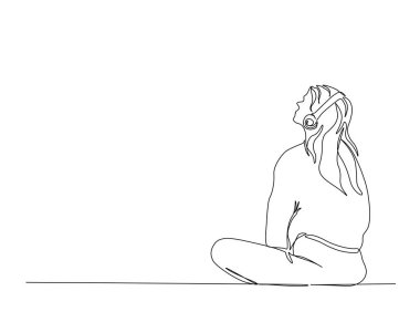 Genç, sakin bir kadın kulaklıkla müzik dinliyor. Devamlı çizim yapan bir kız. Kulaklıkla müzik dinlemenin tadını çıkar..  