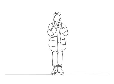 Tek çizgili resimde kışlık bez giyen genç bir kız. Kış modası giymiş modellerin kesintisiz çizimleri. Düzenlenebilir vuruş.