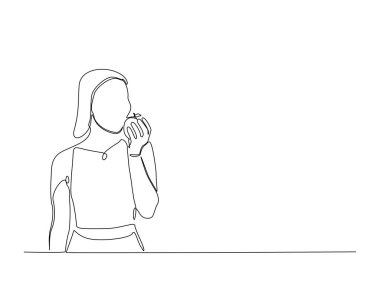 Tek hatlı resimde taze meyve yiyen bir kadın. Kadının taze elmadan ve vejetaryen konseptinden zevk aldığı kesintisiz çizimler. Düzenlenebilir vuruş.