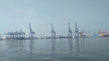 Sabahleyin liman faaliyetleri panoraması