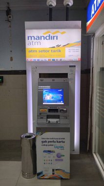Jakarta, Endonezya - 10 Haziran 2025: Fatmawati Hastanesi, Jakarta 'da bulunan Mandiri ATM makineleri, hastane içinde nakit çekmek için bir tesis sağladı