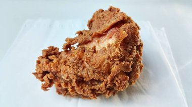 Bir parça kızarmış tavuk.