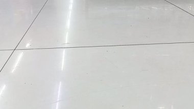 Süpermarkette beyaz döşeme