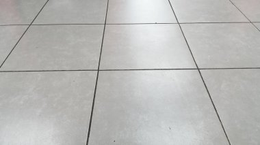 Kare şeklinde dizilmiş açık renkli seramik döşemeler