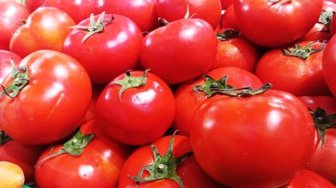 Kırmızı domates yenilebilir böğürtlendir ve genellikle pişirmede sebze olarak kullanılır.