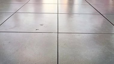 Gri kattaki insanların gölgeleri