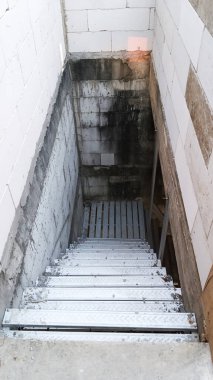 Açık hava merdivenleri hafif çelikten yapılmış.