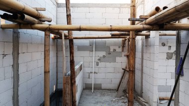 Bondek malzemesi kullanılarak şu anda bir zemin yapısı oluşturulmakta olan bir binanın inşaat alanı