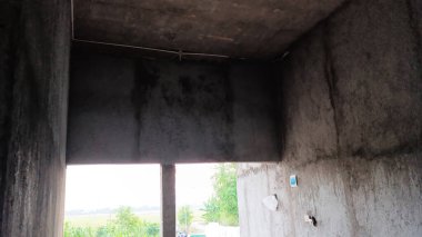 Tamamlanmamış ya da yapım aşamasında olan bir binanın içi