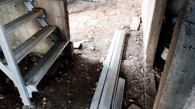 İnşaat malzemeleri görünür durumda.