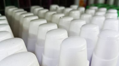 Birçok beyaz rulo şişeler düzgün bir şekilde düzenlenmiştir.