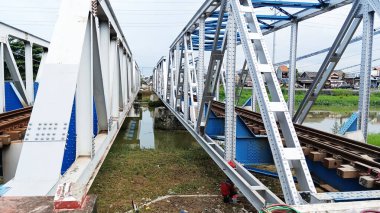 Nehir üzerindeki mavi ve beyaz demiryolu köprüsü