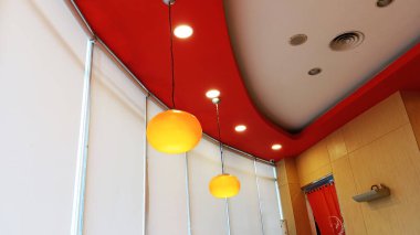 Modern Japon tarzı tavan tasarımlı bir odanın içi.