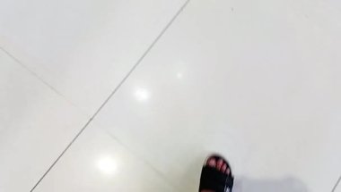 Beyaz seramik zemin üzerinde insan gölgesi var.