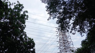 Yüksek voltajlı güç iletim kuleleri ve tepedeki güç hatları