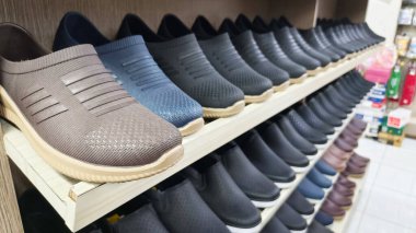 Su geçirmez kauçuk malzemeden yapılmış bir çift erkek ayakkabısı.