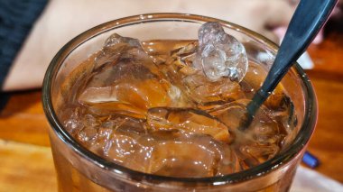 Çay içen buz küpleri