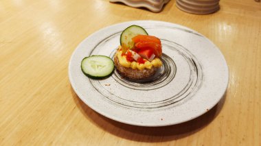 Tobiko Torchy Sushi tabağı ya da Gunkan suşisi.